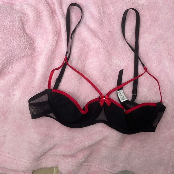 Not sure of the size red and black bra - Picture 1 of 1